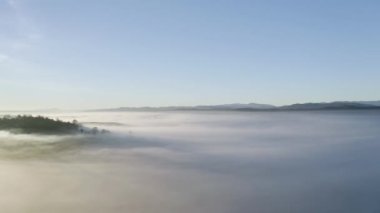 Panorama ve bulutların ve dağların üzerinden uçmak, yüksek dağlar ve ufuktaki kalın bulutlar, panoramik kameralar.