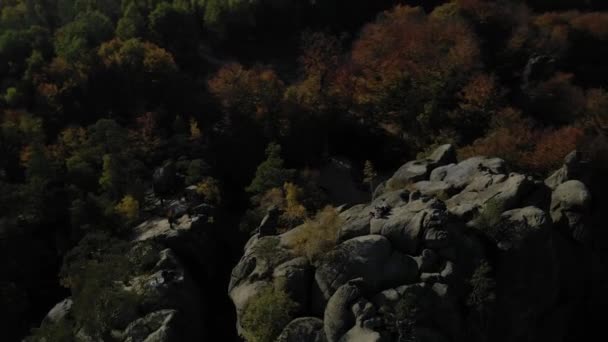 游客坐在Dovbush岩石之上的螺旋视频 Dovbush岩石自然保护区的秋季风景 无人机拍摄的Hd视频 — 图库视频影像