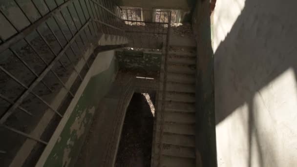 放棄された建物の階段 緊急階段や緊急建物 4Kビデオ 放棄された工業ビルの階段 — ストック動画