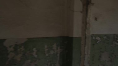 Penceresi ve kapısı olmayan kırık tuğla bina, kırık pencere ve kapı, boş pencere ve kapı, endüstriyel bina, video 4k.