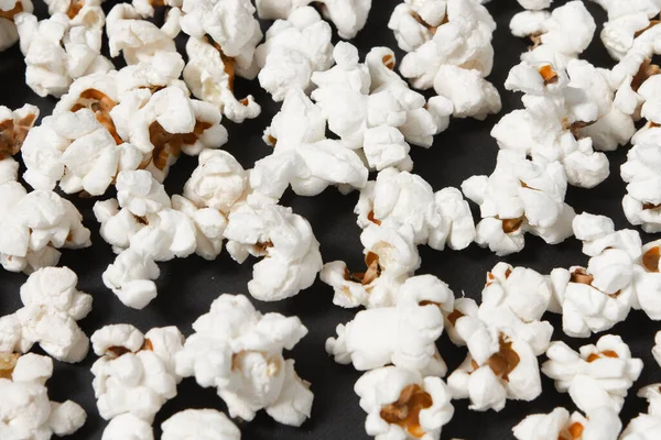 Smažený Popcorn Černém Pozadí Close Ready Eat Jídlo Kukuřice Vaření — Stock fotografie