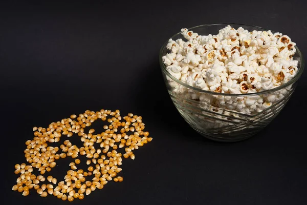 Mísa Smaženého Popcornu Kukuřičných Zrn Černém Pozadí Kopírovací Prostor Volné — Stock fotografie