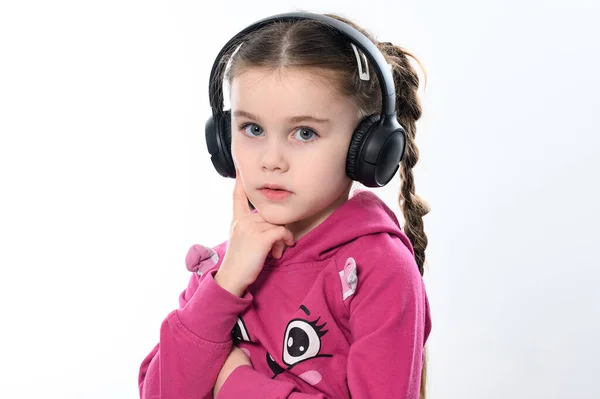 Dziewczyna Białym Tle Słuchawkami Głowie Portret Małej Uroczej Dziewczynki Słuchawkami — Zdjęcie stockowe