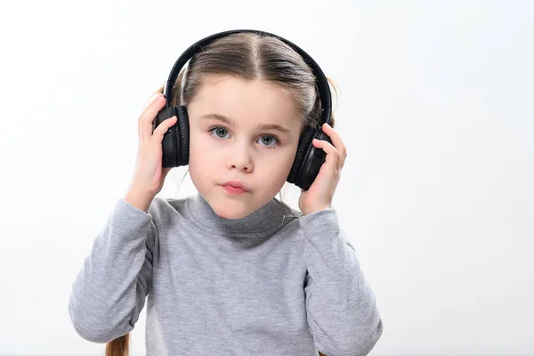 Dziecko Słuchawkami Białym Tle Pogodna Piękna Dziewczyna Słuchawkami Przestrzeń Białym — Zdjęcie stockowe