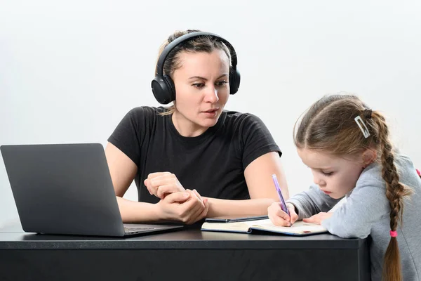 Uma Jovem Mulher Fones Ouvido Trabalha Laptop Mesmo Tempo Exercícios — Fotografia de Stock