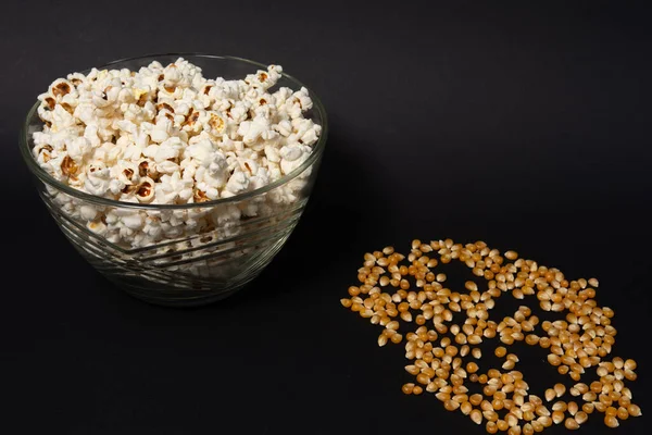 Mísa Smaženého Popcornu Kukuřičných Zrn Černém Pozadí Kopírovací Prostor Volné — Stock fotografie