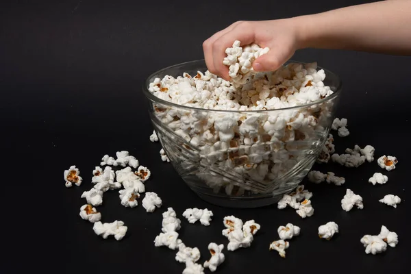 Dětská Ruka Černém Pozadí Bere Popcorn Misky Čerstvě Vyrobený Popcorn — Stock fotografie