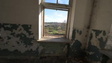 Penceresi ve kapısı olmayan kırık tuğla bina, kırık pencere ve kapı, boş pencere ve kapı, endüstriyel bina, video 4k.