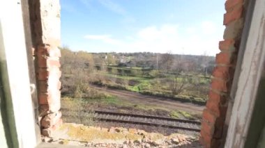 Penceresi ve kapısı olmayan kırık tuğla bina, kırık pencere ve kapı, boş pencere ve kapı, endüstriyel bina, video 4k.
