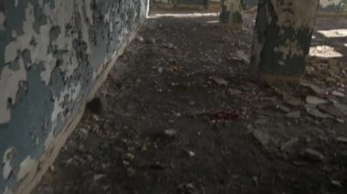 Penceresi ve kapısı olmayan kırık tuğla bina, kırık pencere ve kapı, boş pencere ve kapı, endüstriyel bina, video 4k.
