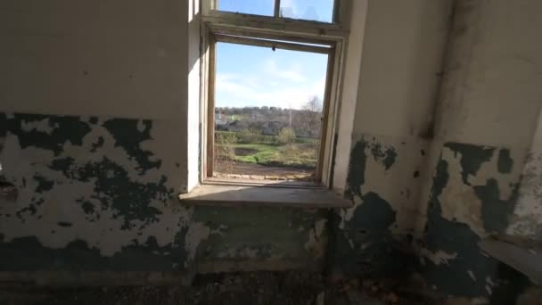 Rozbity Murowany Budynek Bez Okien Drzwi Wybite Okna Drzwi Puste — Wideo stockowe
