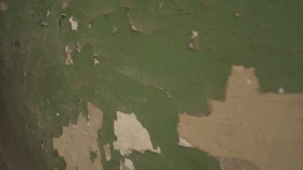 損傷した塗料と古い壁 緑の塗料と風化した壁 破損した壁のテクスチャと4Kビデオ — ストック動画