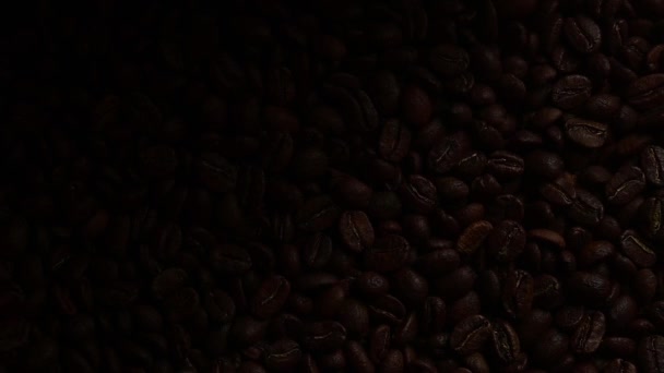 暖かい黄色の光の下でコーヒー豆クローズアップ ローストビーンズのHdビデオ — ストック動画