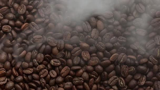 Βίντεο Καβουρδισμένους Κόκκους Καφέ Κοντά Και Ελαφρύ Καπνό Φωτισμός Καφέ — Αρχείο Βίντεο