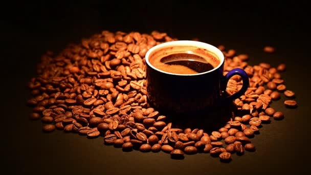Filiżanka Kawy Ziarnach Kawy Kawa Oświetlona Ciepłym Światłem Kawa Czarnym — Wideo stockowe