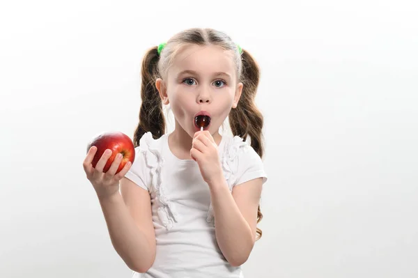 Ein Lutscher Statt Eines Apfels Ein Mädchen Leckt Einen Lutscher — Stockfoto