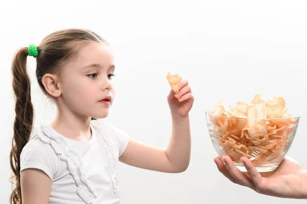 Kleines Mädchen Erhält Eine Große Schüssel Chips Snacks Mit Schmalz — Stockfoto