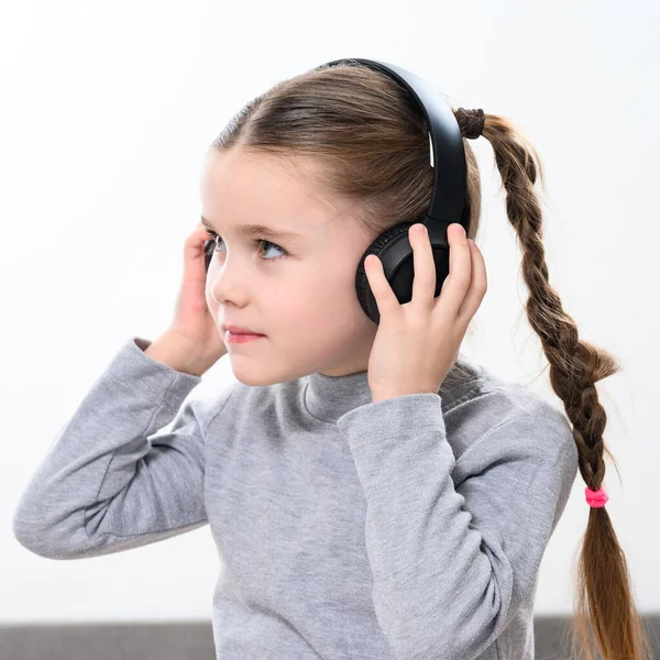 Uma Criança Com Fones Ouvido Fundo Branco Uma Menina Alegre — Fotografia de Stock