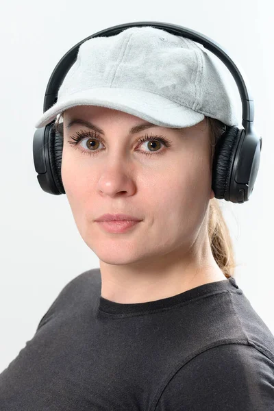 Portrait Girl White Background Wireless Headphones Cap Her Head Copy — 图库照片