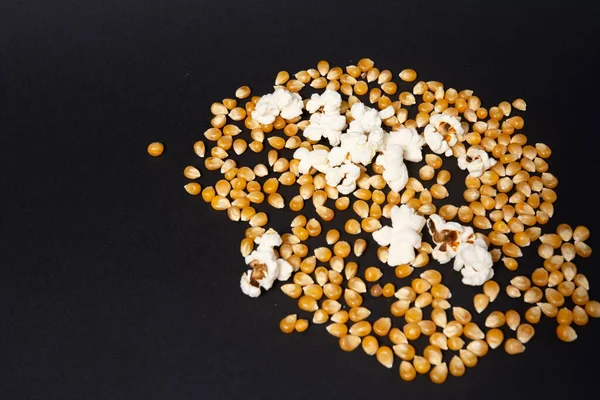 Maiskörner Zur Herstellung Von Popcorn Und Mehreren Fertigen Popcornstücken Kopierraum — Stockfoto