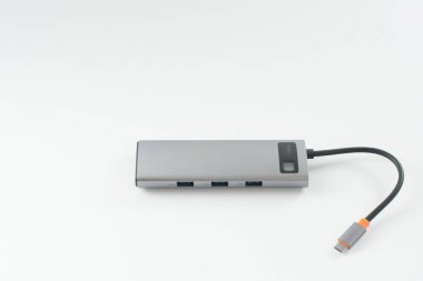 C tipi, USB C, TF Micro SD adaptörlü laptop adaptörü 60 MB, 4K HD. beyaz arkaplandaki adaptör.