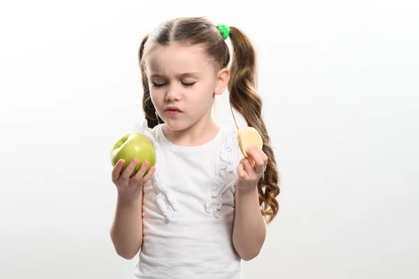Batatas Fritas Verdes Maçã Batata Alimentos Saudáveis Insalubres Para Crianças — Fotografia de Stock