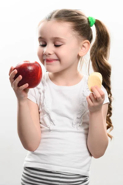 Rote Apfel Und Kartoffelchips Gesundes Und Ungesundes Essen Für Kinder — Stockfoto