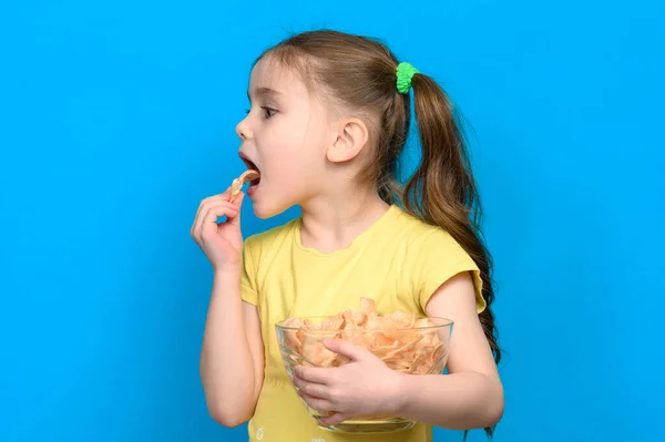 Mädchen Mit Chips Der Hand Und Junk Food Essen Porträt — Stockfoto