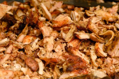 Doğranmış ve çoktan pişmiş kızarmış tavuk eti, tavuk eti.