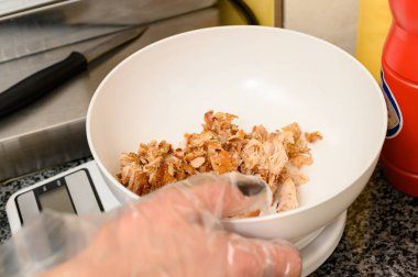 Bir kase doğranmış ve çoktan pişmiş tavuk ve fast food..