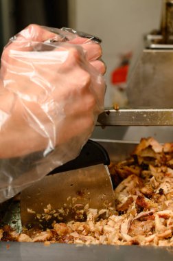 Bir fast food mutfağında et öğütme, kızarmış tavuk, et hazırlama..