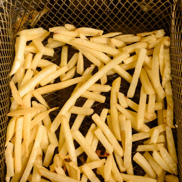 Τηγανητές Πατάτες Είναι Τηγανητές Πατάτες Φρεσκοπαρασκευασμένες Τηγανητές Πατάτες Μεταλλικό Πλέγμα — Φωτογραφία Αρχείου