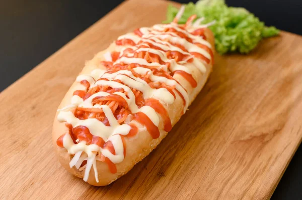 Hot Dog Mit Ketchup Und Mayonnaise Auf Einem Holzbrett Auf — Stockfoto