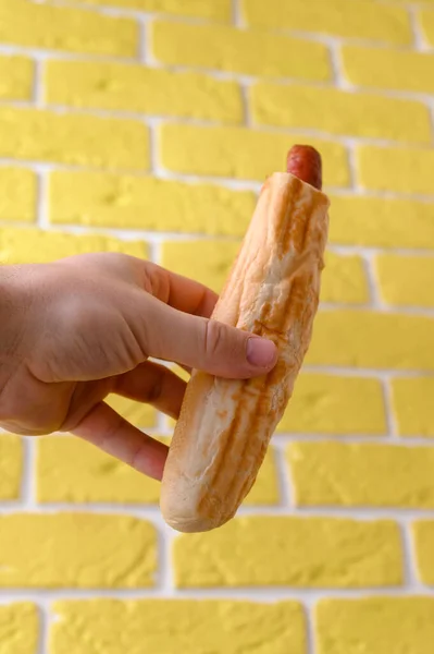 Bir Adam Elinde Fransız Sosislisini Tutuyor Elinde Yer Yiyecekleri Boyalı — Stok fotoğraf