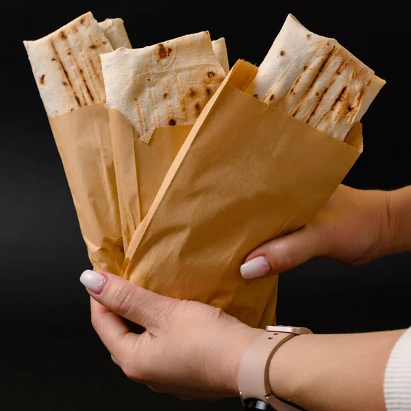 Das Mädchen Hält Drei Shawarmas Papiertüten Ihren Händen Auf Schwarzem — Stockfoto