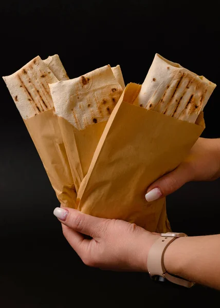 Het Meisje Houdt Drie Shawarmas Papieren Zakken Haar Handen Een — Stockfoto