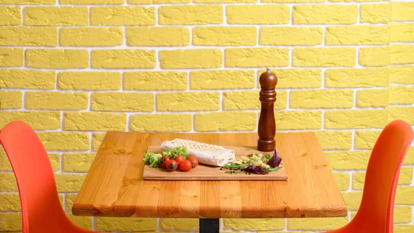 Kokt Shawarma Träskiva Med Paprika Kvarn Körsbärstomater Och Sallad Kost — Stockfoto