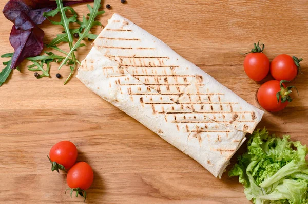Gekookte Shawarma Een Houten Bord Met Kerstomaten Sla Dieet Fast — Stockfoto