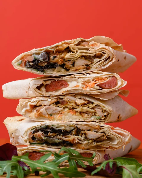 Drie Soorten Gesneden Shawarma Elkaar Gestapeld Rode Achtergrond Fast Food — Stockfoto