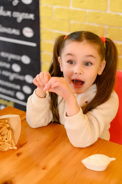Портрет Милой Девочки Поедающей Картошку Фри Ресторане Быстрого Питания Желтая — стоковое фото