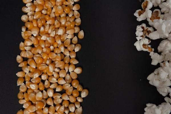 Maiskörner Und Popcorn Zwei Reihen Auf Schwarzem Hintergrund Nahaufnahme Und — Stockfoto