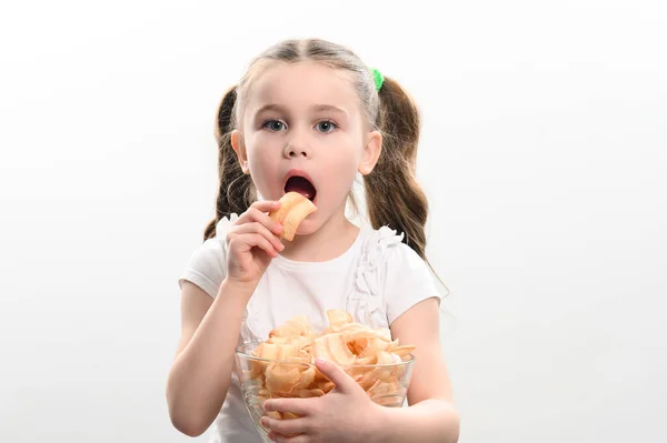 Ein Mädchen Nimmt Chips Snacks Mit Schmalz Aus Einer Schüssel — Stockfoto