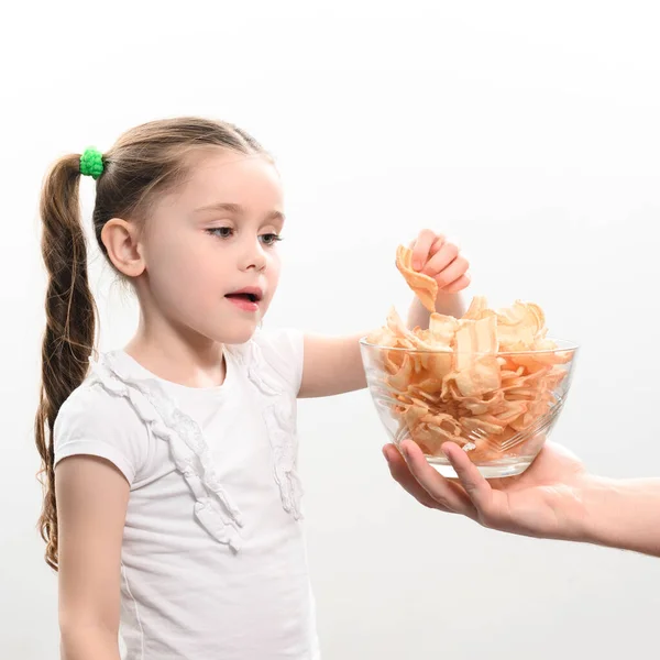 Kleines Mädchen Erhält Eine Große Schüssel Chips Snacks Mit Schmalz — Stockfoto