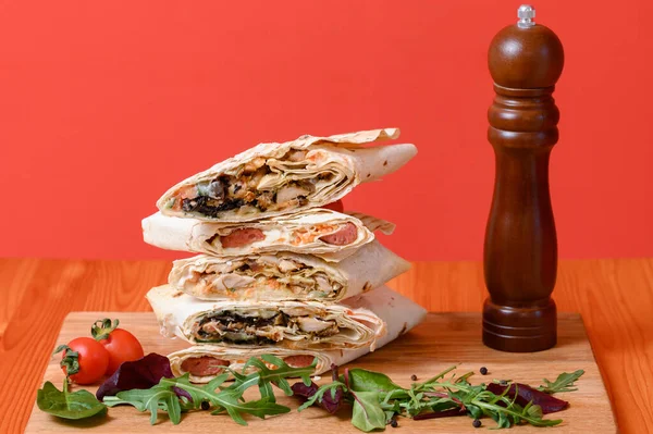 Drie Soorten Gesneden Shawarma Elkaar Gestapeld Rode Achtergrond Kopieerruimte Pepermolen — Stockfoto