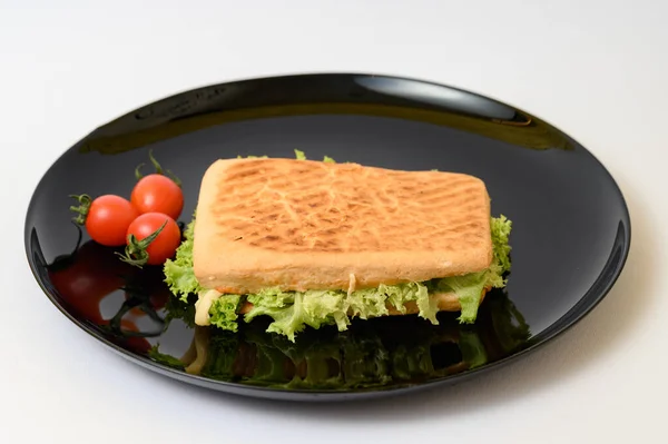 Gekochte Panini Mit Grünem Salat Auf Schwarzem Teller Mit Kirschtomaten — Stockfoto