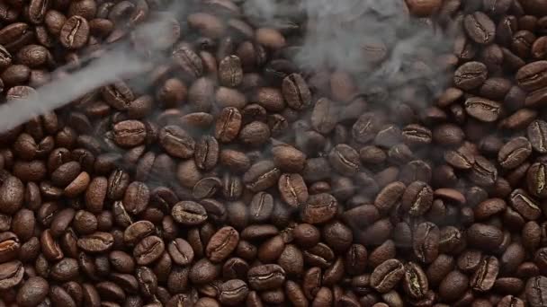 Βίντεο Καβουρδισμένους Κόκκους Καφέ Κοντά Και Ελαφρύ Καπνό Φωτισμός Καφέ — Αρχείο Βίντεο