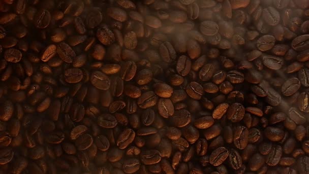 Textura Boabelor Cafea Prăjite Este Evidențiată Lumină Galbenă Caldă Fumul — Videoclip de stoc