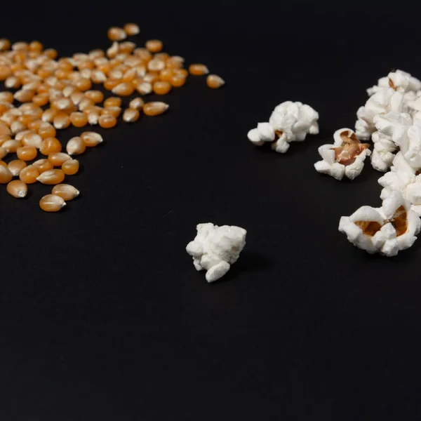 Zwei Haufen Popcorn Ein Haufen Fertigpopcorn Ein Weiterer Mit Maiskörnern — Stockfoto