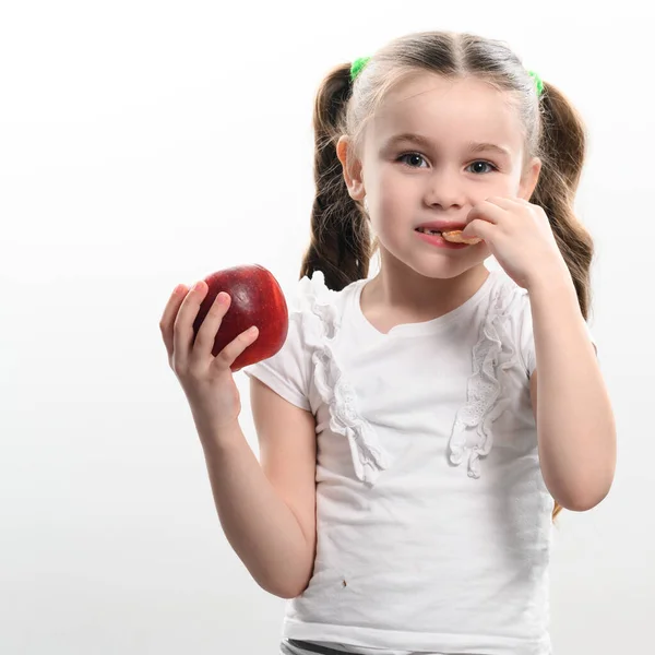 Uma Menina Está Segurando Uma Maçã Batatas Fritas Fundo Branco — Fotografia de Stock