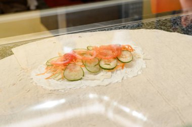 Bir fast food restoranında Shawarma hazırlığı, sebze ve et shawarma, tavuk shawarma.